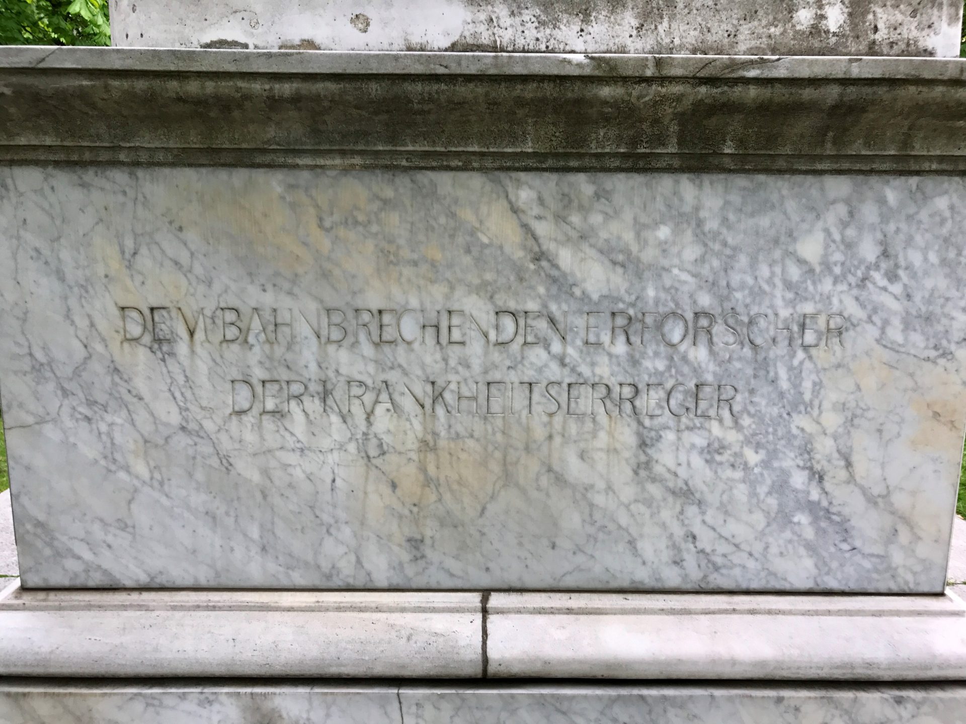 Robert Koch monument, Berlin (2).jpg